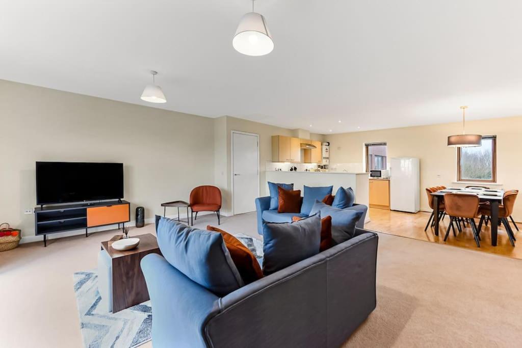 Large Group & Contractor Booking! Duplex W/Parking Милтон-Кейнс Экстерьер фото